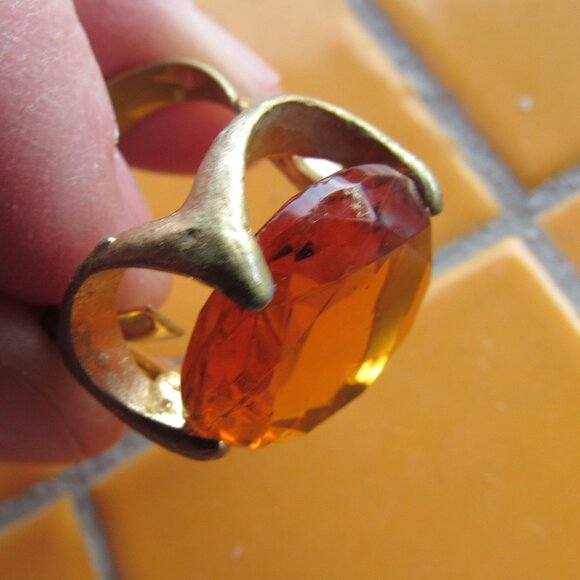 Gawdy Gold Metal and Glass Cocktail Ring - Picture 4 of 5